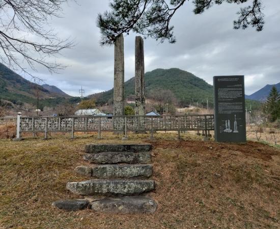 산청 단속사지 당간지주 (山淸 斷俗寺址 幢竿支柱) 이미지