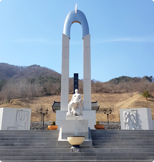 산청함양사건 희생자위령탑 전면사진